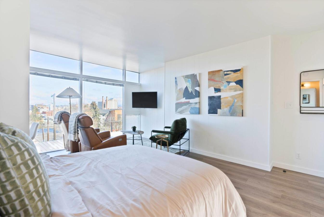 Iconic Modern W Free Parking Apartment Spokane