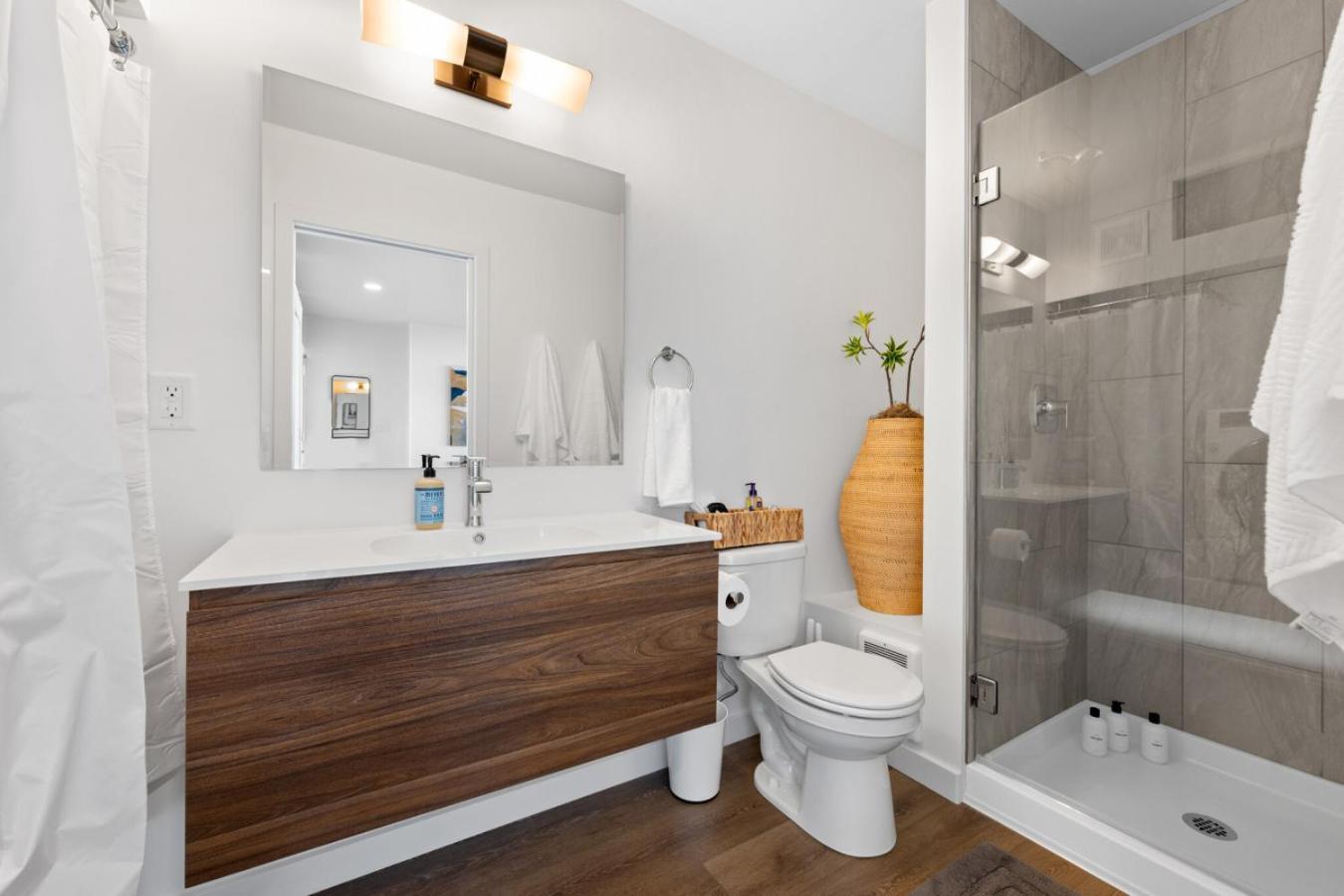 Iconic Modern W Free Parking Apartment